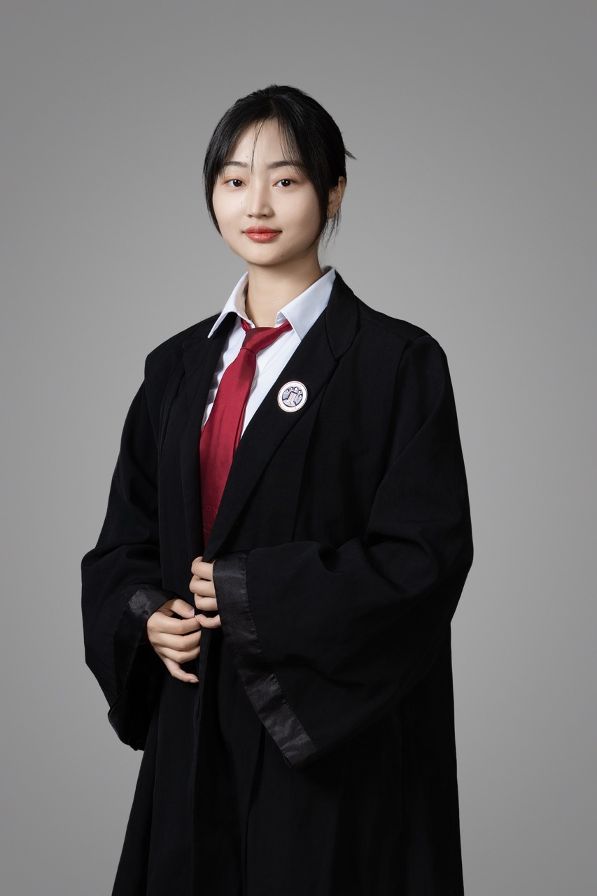张燕妮律师身着律师袍的主视觉照